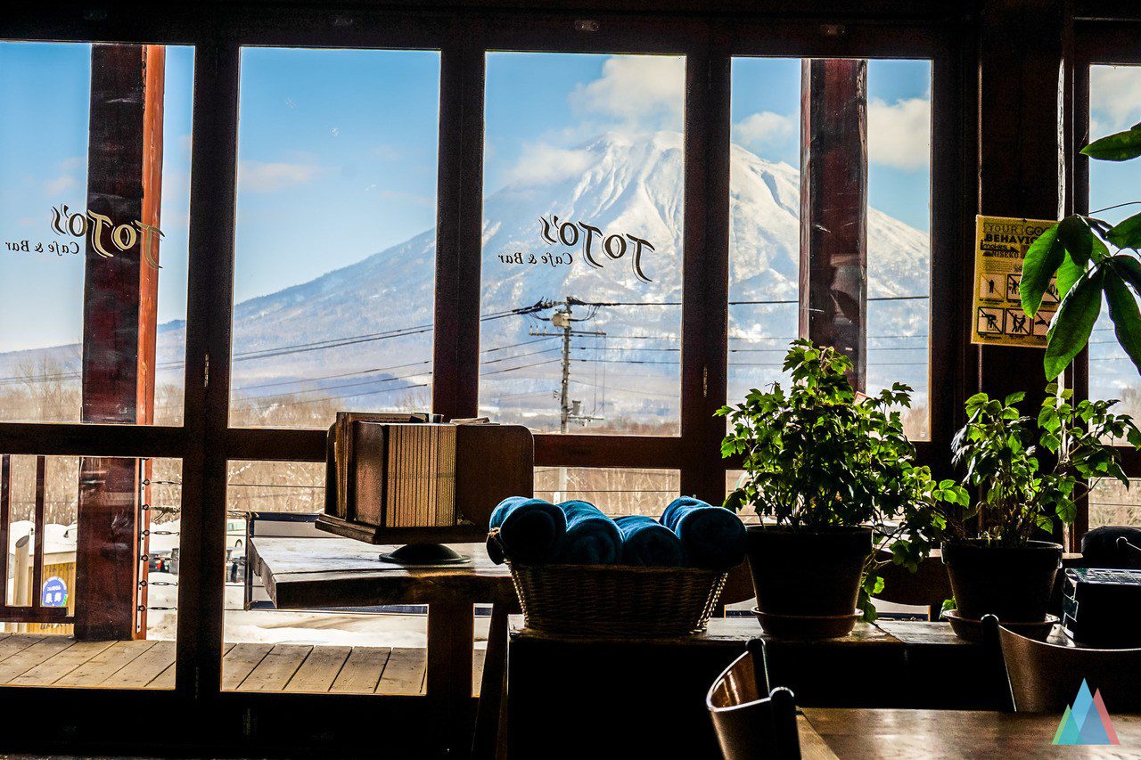 japan-skiing-skiier-japow-hokkaido