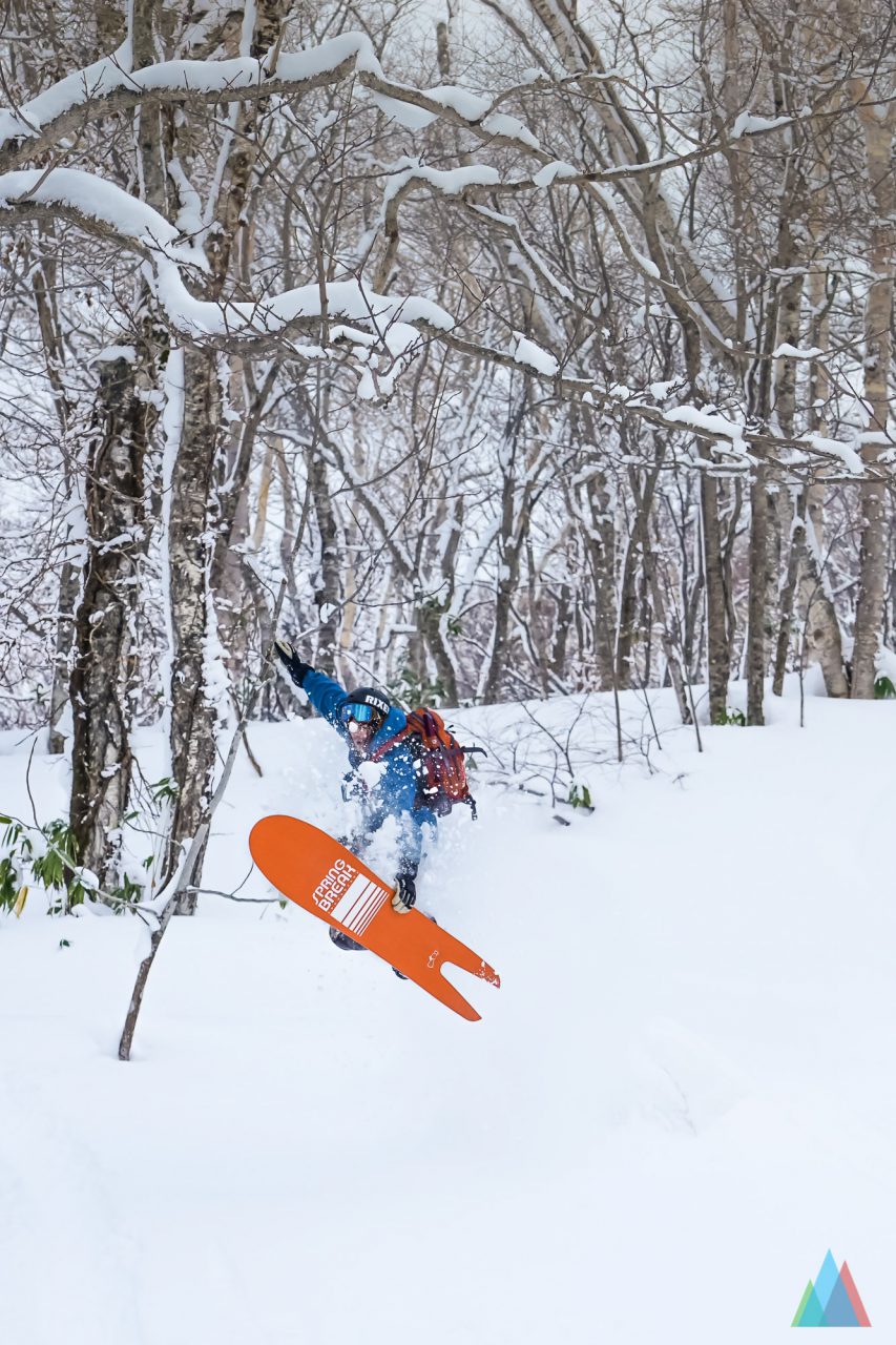 japan-skiing-skiier-japow-hokkaido