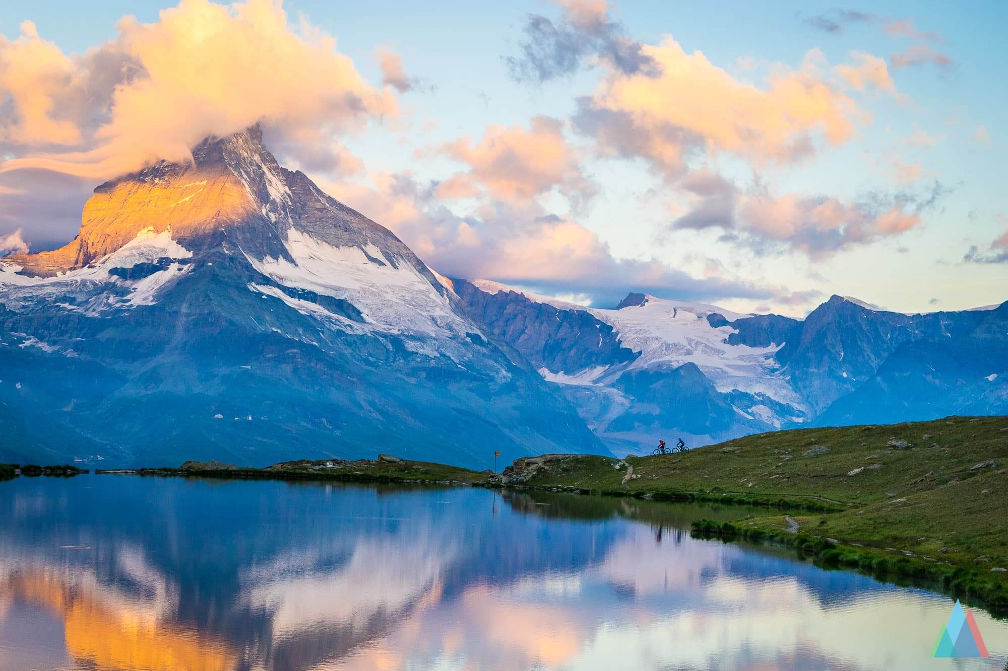 stellisee-zermatt-fluhalp-sonnenaufgang-matterhorn-biker