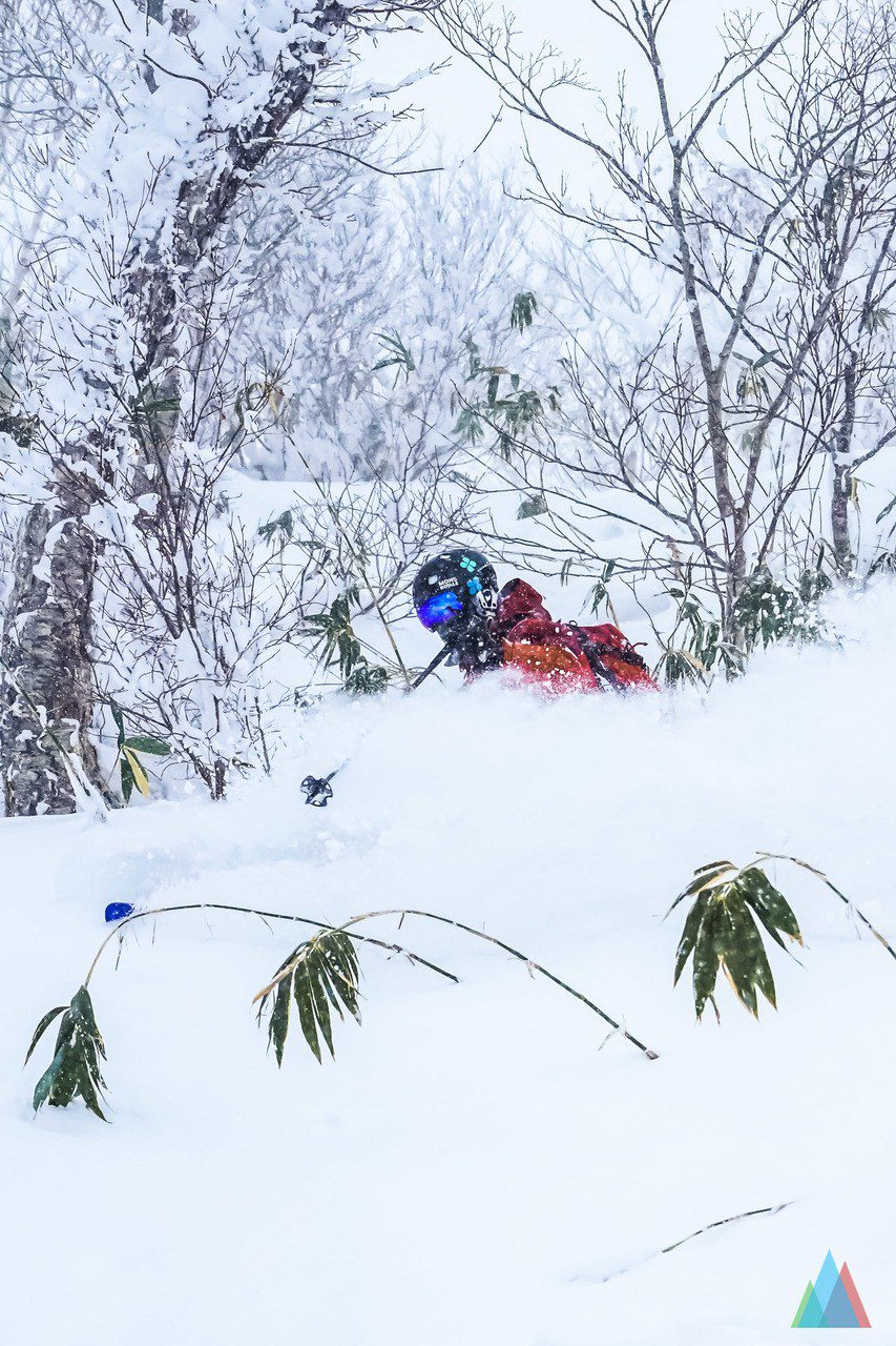 japan-skiing-skiier-japow-hokkaido